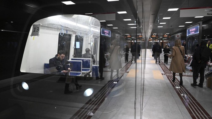 Intip Sistem Metro Baru Kereta Tanpa Masinis Kota Thessaloniki Yunani Commuters walk around a metro station during the inauguration day of the Thessaloniki metro, in Thessaloniki, northern Greece, Saturday, Nov. 30, 2024. (AP Photo/Giannis Papanikos)