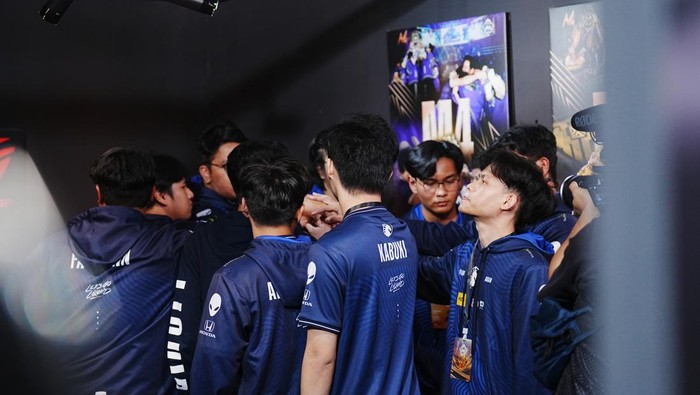 Salah satu wakil Indonesia di kejuaraan M6 Mobile Legends, Team Liquid ID, gagal meraih kemenangan di round tiga babak swiss stage kemarin (1/12). Namun perjuangan mereka di turnamen ini belum berakhir, karena masih akan tampil pada Hari Rabu, 4 Desember 2024.