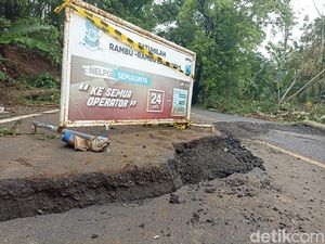 Video: Jalur Blitar-Malang Terganggu Akibat Jalan Retak Dampak Longsor