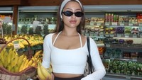 Aktris cantik kelahiran tahun 2001 ini selalu tampil modis di berbagai kesempatan. Termasuk ketika belanja buah di supermarket. Foto: Instagram @jennifercoppenreal20