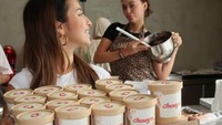 Meski baru diluncurkan tapi animo para penggemar Jennifer sudah tinggi. Dalam hitungan jam semua kuenya habis terjual. Foto: Instagram @jennifercoppenreal20
