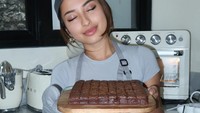 Hampir semua kue dibuat langsung oleh Jennifer. Salah satunya brownies cokelat yang jadi menu paling laris terjual. Foto: Instagram @jennifercoppenreal20