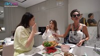 Kompaknya Jennifer dan Yaya ketika diundang oleh Nagita Slavina untuk masak Pad Thai autentik Thailand. Foto: Instagram @jennifercoppenreal20