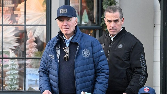 Joe Biden, Hunter Biden and Beau Jr., Nantucket, Massachusetts, November 29, 2024. REUTERS/Craig Hudson Purchase Licensing Rights