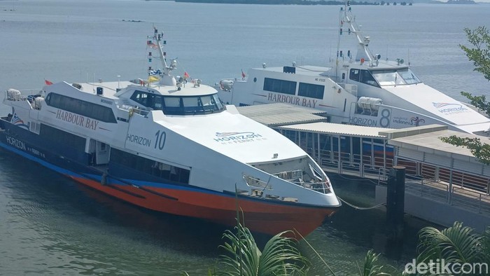 Kapal Ferry tujuan Singapura tengah berlabuh di Pelabuhan Internasional Harbour Bay. (Alamudin Hamapu/detikSumut)