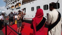 Para penumpang turun dari kapal Seven Seas Explorer yang bersandar di Dermaga Jamrud Utara, Pelabuhan Tanjung Perak, Surabaya.