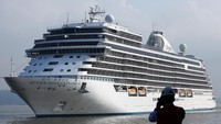 Kapal pesiar Seven Seas Explorer melintas di Selat Madura untuk bersandar di Dermaga Jamrud Utara, Pelabuhan Tanjung Perak, Surabaya, Jawa Timur, Senin (2/12/2024).