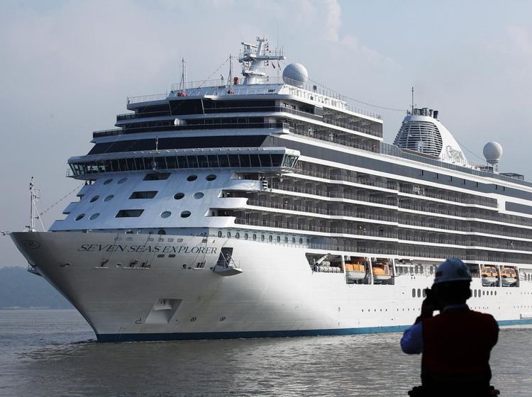 Kapal Pesiar Seven Seas Explorer Bersandar di Pelabuhan Tanjung Perak