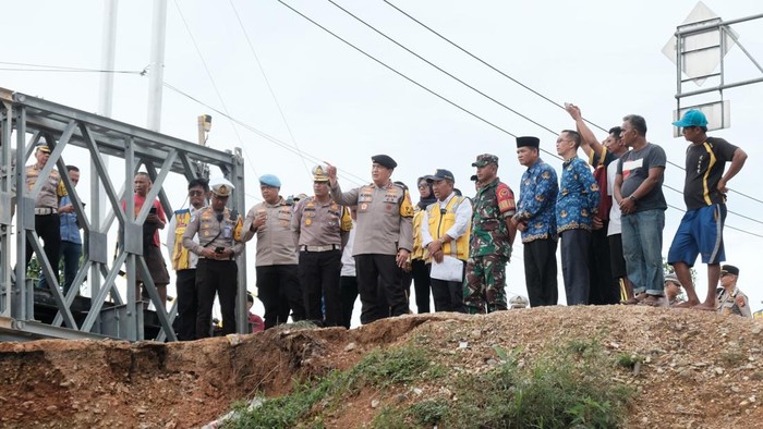 Kapolda Riau Irjen Iqbal bersama Kepala BPJN Riau mengecek jalan rusak di Tanjung Alai (Dok Humas Polda Riau)