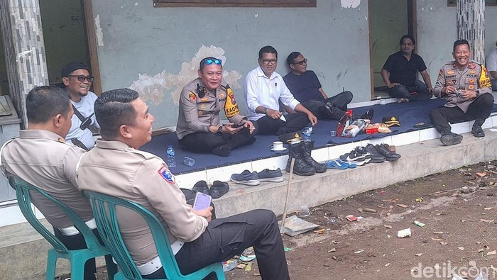 Kapolres Bondowoso AKBP Lintar Mahardhono tancap gas motoran ke lokasi coblos ulang.