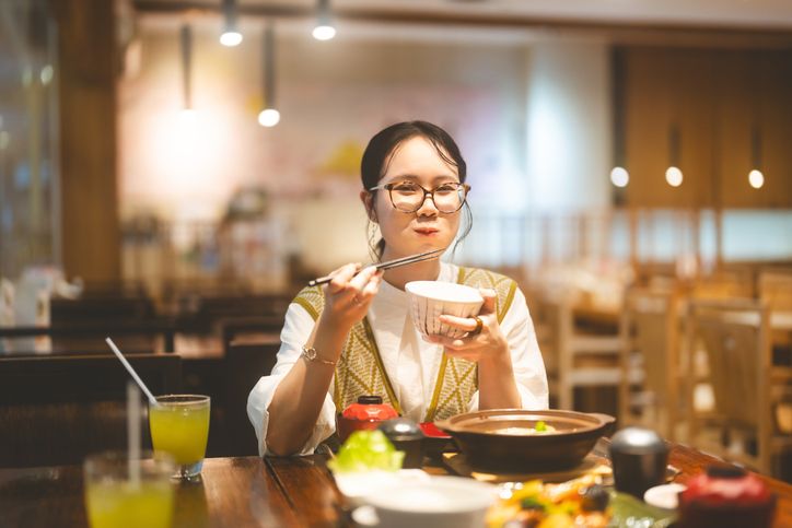 Orang yang Suka Makan Sendirian Ternyata Punya 5 Karakter Ini