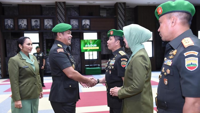 Kasad Jenderal TNI Maruli Simanjuntak memberikan selamat usai serah terima jabatan Pangdam I/Bukit Barisan (Dok. Istimewa)