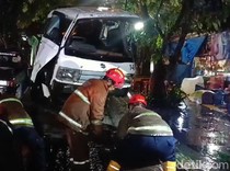 Truk Boks Seruduk Angkot-Warung di Sukabumi, 4 Orang Luka