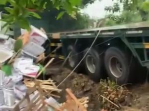 Truk Trailer Miring, Muatan Keramik Tumpah di Pekarangan Batang
