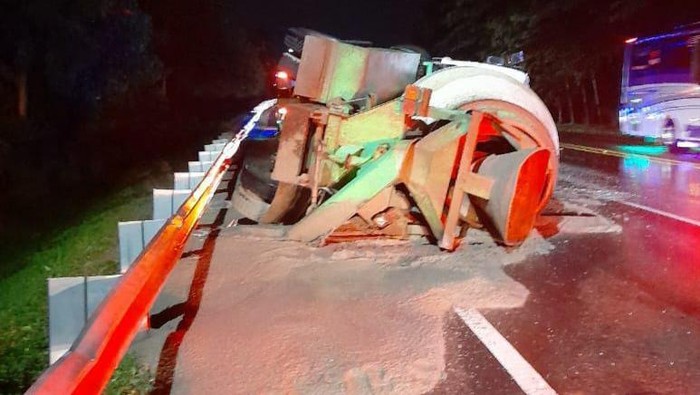 Kecelakaan lalu lintas tunggal sebuah mobil truk Molen terjadi di Tol Jagorawi Km 47, Bogor, Jawa Barat (Dok.istimewa)