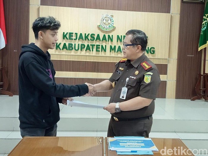 Kejaksaan Negeri (Kejari) Magelang membebaskan pria tersangka penganiayaan terhadap pacarnya lewat Restorative Justice, Senin (2/12/2024).