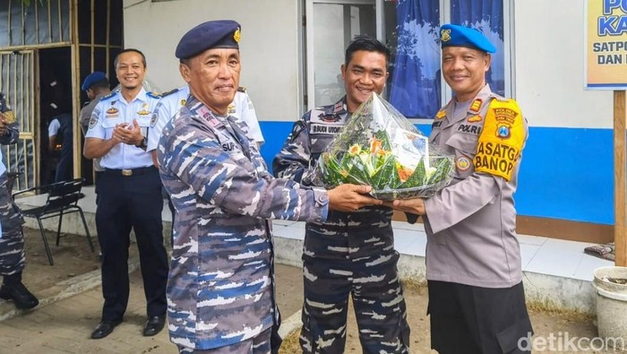Kejutan tumpeng untuk Satpolairud Polres Situbondo yang sedang ultah ke-74 tahun.