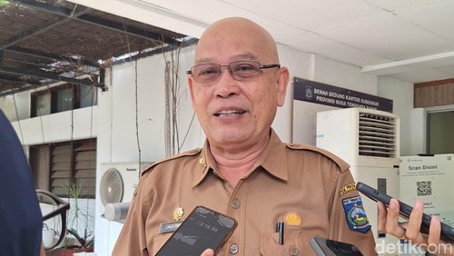 Kepala Biro Pemerintahan dan Otonomi Daerah Setda Provinsi NTB, NTB Lalu Hamdi saat diwawancarai di Kantor Gubernur NTB, Senin (2/12/2024). (Nathea Citra/detikBali)