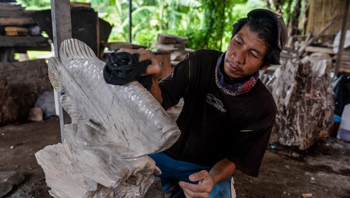 Pekerja menyelesaikan kerajinan batu fosil untuk hiasan di Hirau Galeri, Desa Parigi, Cikande, Kabupaten Serang, Banten, Senin (2/12/2024). Kerajinan hiasan berbahan dasar batu fosil yang telah diekspor ke Belgia dan Austria tersebut dijual seharga Rp20 ribu hingga Rp200 ribu per kilogram tergantung jenis kualitas dan tingkat kesulitan dalam pembuatan. ANTARA FOTO/Putra M. Akbar/gp/nym.