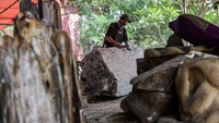 Kerajinan tersebut dijual seharga Rp 20 ribu hingga Rp 200 ribu per kilogram tergantung jenis kualitas dan tingkat kesulitan dalam pembuatan.