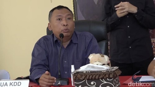 Ketua Komisi Disabilitas Derah (KDD) NTB, Joko Jumadi, saat konferensi pers di Mapolda NTB, Senin (2/12/2024). (Foto: Helmy Akbar/detikBali)