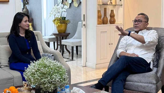 Ketua Umum PAN Zulkifli Hasan bersama Cagub Maluku Utara Sherly Tjoanda.