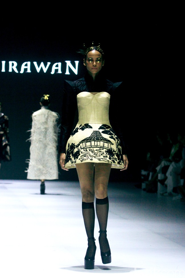 Fashion show koleksi terbaru Denny Wirawan di acara Dewi Fashion Knights [DFK], Jakarta Fashion Week 2025, City Hall, Pondok Indah mall 3, Jakarta Selatan. Denny Denny menyuguhkan batik tulis Kudus dengan motif bunga-bunga dalam warna monokrom dan emas. Foto: Mohammad Abduh/detikcom.