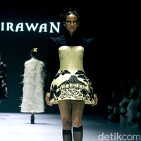 Fashion show koleksi terbaru Denny Wirawan di acara Dewi Fashion Knights [DFK], Jakarta Fashion Week 2025, City Hall, Pondok Indah mall 3, Jakarta Selatan. Denny Denny menyuguhkan batik tulis Kudus dengan motif bunga-bunga dalam warna monokrom dan emas. Foto: Mohammad Abduh/detikcom.