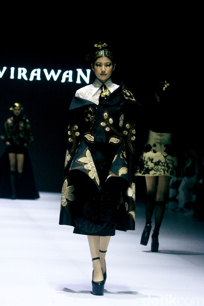 Fashion show koleksi terbaru Denny Wirawan di acara Dewi Fashion Knights [DFK], Jakarta Fashion Week 2025, City Hall, Pondok Indah mall 3, Jakarta Selatan. Denny Denny menyuguhkan batik tulis Kudus dengan motif bunga-bunga dalam warna monokrom dan emas. Foto: Mohammad Abduh/detikcom.