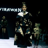 Fashion show koleksi terbaru Denny Wirawan di acara Dewi Fashion Knights [DFK], Jakarta Fashion Week 2025, City Hall, Pondok Indah mall 3, Jakarta Selatan. Denny Denny menyuguhkan batik tulis Kudus dengan motif bunga-bunga dalam warna monokrom dan emas. Foto: Mohammad Abduh/detikcom.