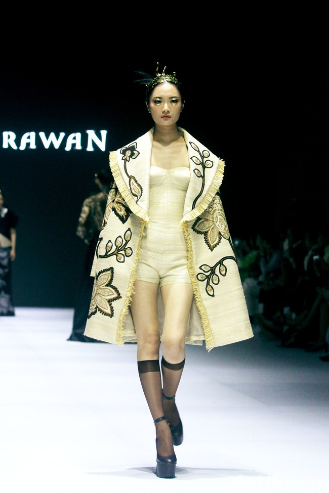 Fashion show koleksi terbaru Denny Wirawan di acara Dewi Fashion Knights [DFK], Jakarta Fashion Week 2025, City Hall, Pondok Indah mall 3, Jakarta Selatan. Denny Denny menyuguhkan batik tulis Kudus dengan motif bunga-bunga dalam warna monokrom dan emas.  Foto: Mohammad Abduh/detikcom.