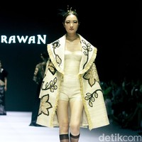 Fashion show koleksi terbaru Denny Wirawan di acara Dewi Fashion Knights [DFK], Jakarta Fashion Week 2025, City Hall, Pondok Indah mall 3, Jakarta Selatan. Denny Denny menyuguhkan batik tulis Kudus dengan motif bunga-bunga dalam warna monokrom dan emas.  Foto: Mohammad Abduh/detikcom.