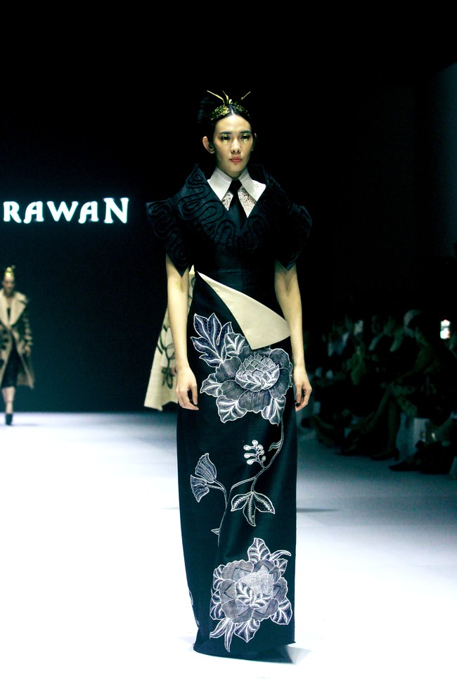 Fashion show koleksi terbaru Denny Wirawan di acara Dewi Fashion Knights [DFK], Jakarta Fashion Week 2025, City Hall, Pondok Indah mall 3, Jakarta Selatan. Denny Denny menyuguhkan batik tulis Kudus dengan motif bunga-bunga dalam warna monokrom dan emas.  Foto: Mohammad Abduh/detikcom.