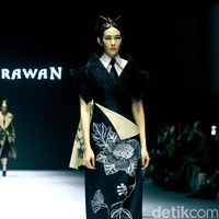 Fashion show koleksi terbaru Denny Wirawan di acara Dewi Fashion Knights [DFK], Jakarta Fashion Week 2025, City Hall, Pondok Indah mall 3, Jakarta Selatan. Denny Denny menyuguhkan batik tulis Kudus dengan motif bunga-bunga dalam warna monokrom dan emas.  Foto: Mohammad Abduh/detikcom.