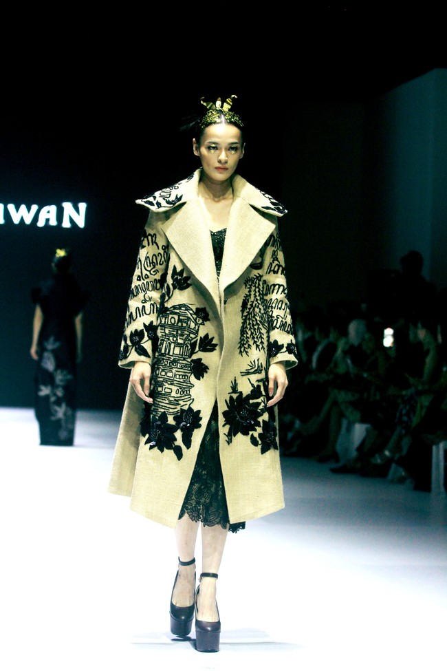 Fashion show koleksi terbaru Denny Wirawan di acara Dewi Fashion Knights [DFK], Jakarta Fashion Week 2025, City Hall, Pondok Indah mall 3, Jakarta Selatan. Denny Denny menyuguhkan batik tulis Kudus dengan motif bunga-bunga dalam warna monokrom dan emas.  Foto: Mohammad Abduh/detikcom.