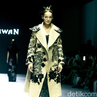 Fashion show koleksi terbaru Denny Wirawan di acara Dewi Fashion Knights [DFK], Jakarta Fashion Week 2025, City Hall, Pondok Indah mall 3, Jakarta Selatan. Denny Denny menyuguhkan batik tulis Kudus dengan motif bunga-bunga dalam warna monokrom dan emas.  Foto: Mohammad Abduh/detikcom.