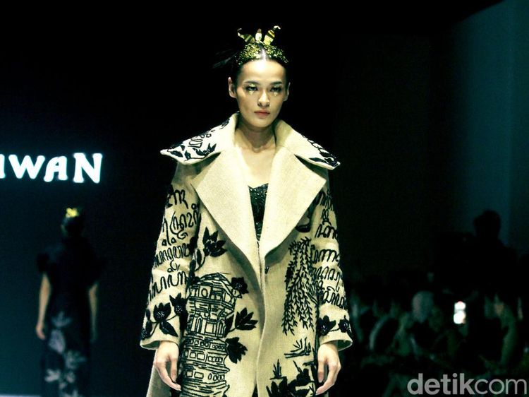 10 Koleksi Denny Wirawan, Busana Batik Kudus Monokrom dengan Sentuhan Emas