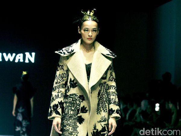 10 Koleksi Denny Wirawan, Busana Batik Kudus Monokrom dengan Sentuhan Emas