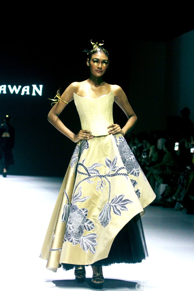 Fashion show koleksi terbaru Denny Wirawan di acara Dewi Fashion Knights [DFK], Jakarta Fashion Week 2025, City Hall, Pondok Indah mall 3, Jakarta Selatan. Denny Denny menyuguhkan batik tulis Kudus dengan motif bunga-bunga dalam warna monokrom dan emas.  Foto: Mohammad Abduh/detikcom.