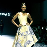 Fashion show koleksi terbaru Denny Wirawan di acara Dewi Fashion Knights [DFK], Jakarta Fashion Week 2025, City Hall, Pondok Indah mall 3, Jakarta Selatan. Denny Denny menyuguhkan batik tulis Kudus dengan motif bunga-bunga dalam warna monokrom dan emas.  Foto: Mohammad Abduh/detikcom.