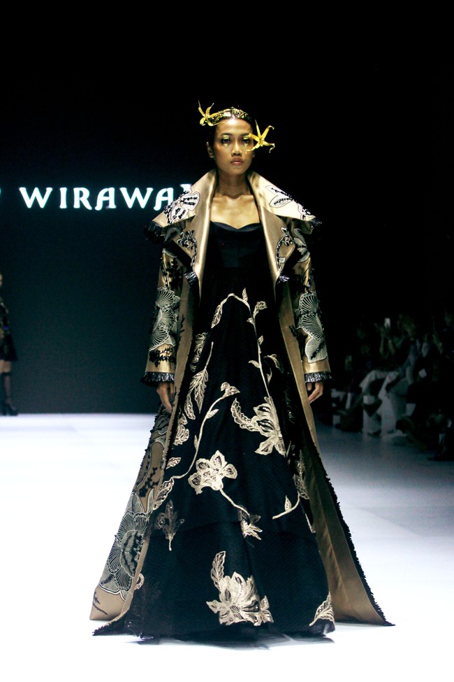 Fashion show koleksi terbaru Denny Wirawan di acara Dewi Fashion Knights [DFK], Jakarta Fashion Week 2025, City Hall, Pondok Indah mall 3, Jakarta Selatan. Denny Denny menyuguhkan batik tulis Kudus dengan motif bunga-bunga dalam warna monokrom dan emas. Foto: Mohammad Abduh/detikcom.