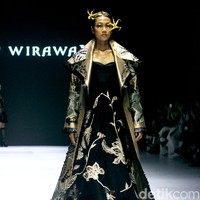 Fashion show koleksi terbaru Denny Wirawan di acara Dewi Fashion Knights [DFK], Jakarta Fashion Week 2025, City Hall, Pondok Indah mall 3, Jakarta Selatan. Denny Denny menyuguhkan batik tulis Kudus dengan motif bunga-bunga dalam warna monokrom dan emas. Foto: Mohammad Abduh/detikcom.