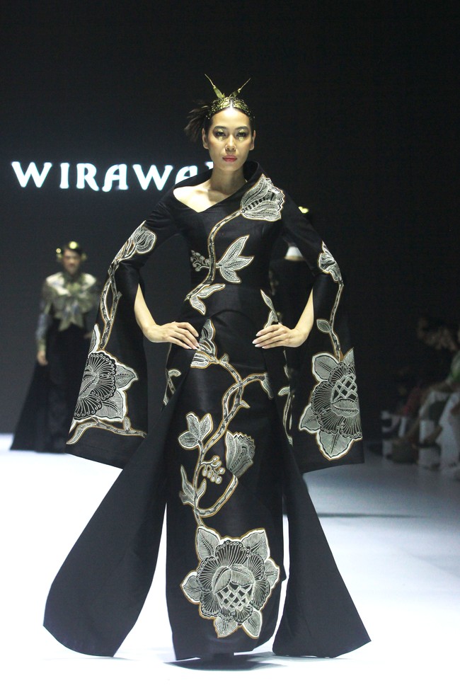Fashion show koleksi terbaru Denny Wirawan di acara Dewi Fashion Knights [DFK], Jakarta Fashion Week 2025, City Hall, Pondok Indah mall 3, Jakarta Selatan. Denny Denny menyuguhkan batik tulis Kudus dengan motif bunga-bunga dalam warna monokrom dan emas. Foto: Mohammad Abduh/detikcom.