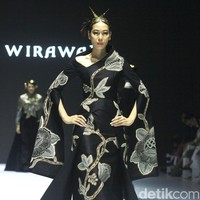 Fashion show koleksi terbaru Denny Wirawan di acara Dewi Fashion Knights [DFK], Jakarta Fashion Week 2025, City Hall, Pondok Indah mall 3, Jakarta Selatan. Denny Denny menyuguhkan batik tulis Kudus dengan motif bunga-bunga dalam warna monokrom dan emas. Foto: Mohammad Abduh/detikcom.