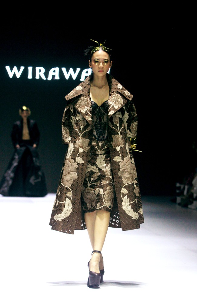 Fashion show koleksi terbaru Denny Wirawan di acara Dewi Fashion Knights [DFK], Jakarta Fashion Week 2025, City Hall, Pondok Indah mall 3, Jakarta Selatan. Denny Denny menyuguhkan batik tulis Kudus dengan motif bunga-bunga dalam warna monokrom dan emas. Foto: Mohammad Abduh/detikcom.