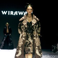 Fashion show koleksi terbaru Denny Wirawan di acara Dewi Fashion Knights [DFK], Jakarta Fashion Week 2025, City Hall, Pondok Indah mall 3, Jakarta Selatan. Denny Denny menyuguhkan batik tulis Kudus dengan motif bunga-bunga dalam warna monokrom dan emas. Foto: Mohammad Abduh/detikcom.