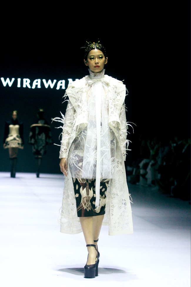 Fashion show koleksi terbaru Denny Wirawan di acara Dewi Fashion Knights [DFK], Jakarta Fashion Week 2025, City Hall, Pondok Indah mall 3, Jakarta Selatan. Denny Denny menyuguhkan batik tulis Kudus dengan motif bunga-bunga dalam warna monokrom dan emas. Foto: Mohammad Abduh/detikcom.