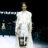 Fashion show koleksi terbaru Denny Wirawan di acara Dewi Fashion Knights [DFK], Jakarta Fashion Week 2025, City Hall, Pondok Indah mall 3, Jakarta Selatan. Denny Denny menyuguhkan batik tulis Kudus dengan motif bunga-bunga dalam warna monokrom dan emas. Foto: Mohammad Abduh/detikcom.