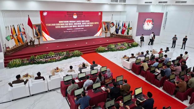 Ketua Komisi II DPR, Rifqinizamy Karsayuda, Wakil Ketua Komisi II, Dede Yusuf dan Bahtra di gedung KPU, Menteng, Jakarta Pusat, Senin (2/12/2024).