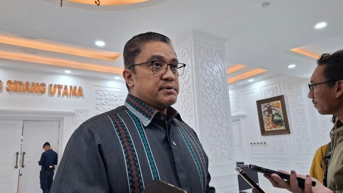 Ketua Komisi II DPR, Rifqinizamy Karsayuda, Wakil Ketua Komisi II, Dede Yusuf dan Bahtra di gedung KPU, Menteng, Jakarta Pusat, Senin (2/12/2024).